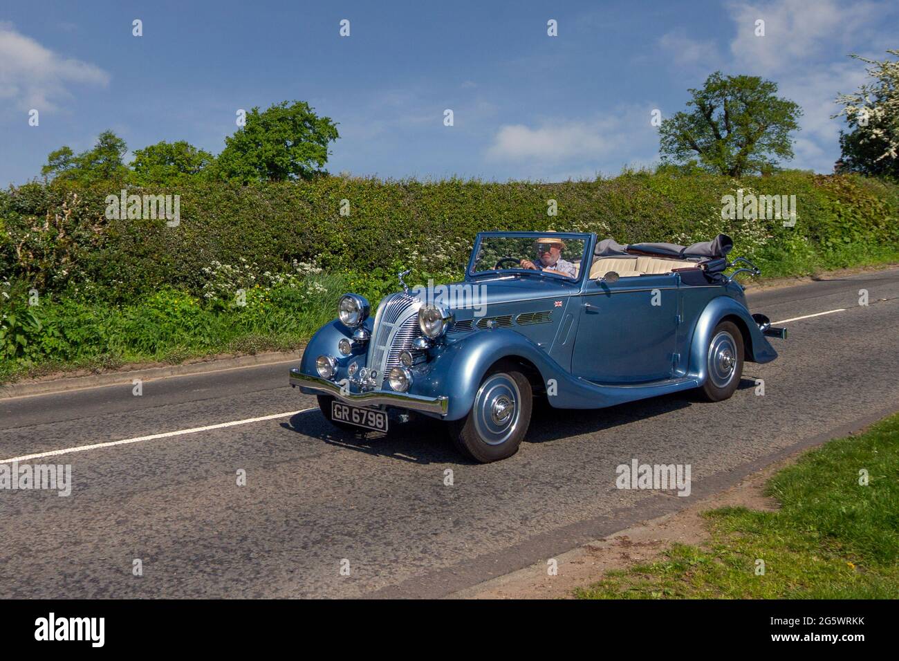 1939 30er Jahre blaues Triumph Dolomite 1767 ccm Benzin-Cabrio, auf dem Weg zur Capesthorne Hall classic May Car Show, Ceshire, Großbritannien Stockfoto