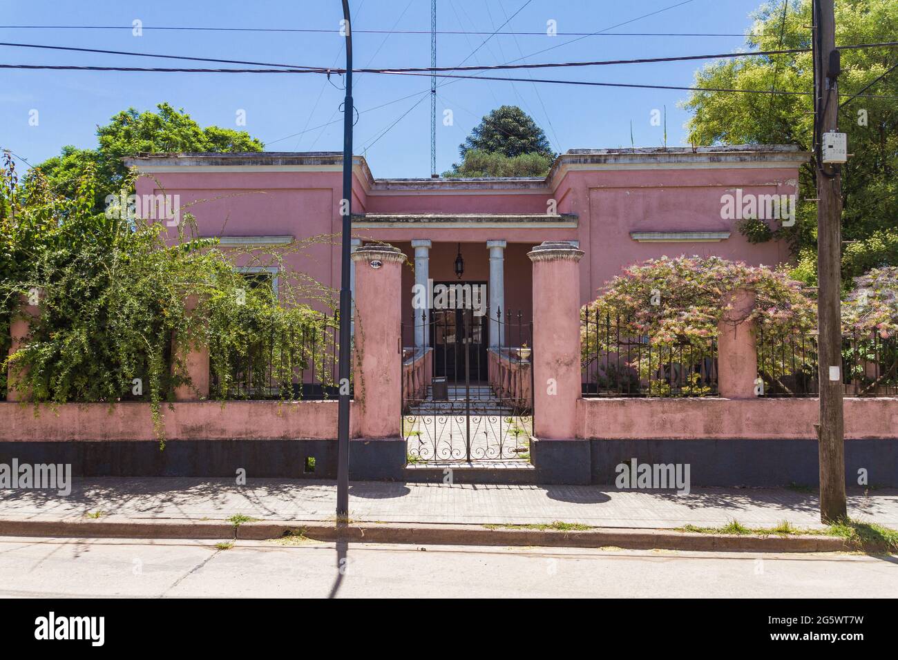 Altes rosafarbenes Haus in San Antonio de Areco, Provinz Buenos Aires, Argentinien Stockfoto Altes rosafarbenes Haus in San Antonio de Areco, Provinz Buenos Aires, Argentinien Stockfoto