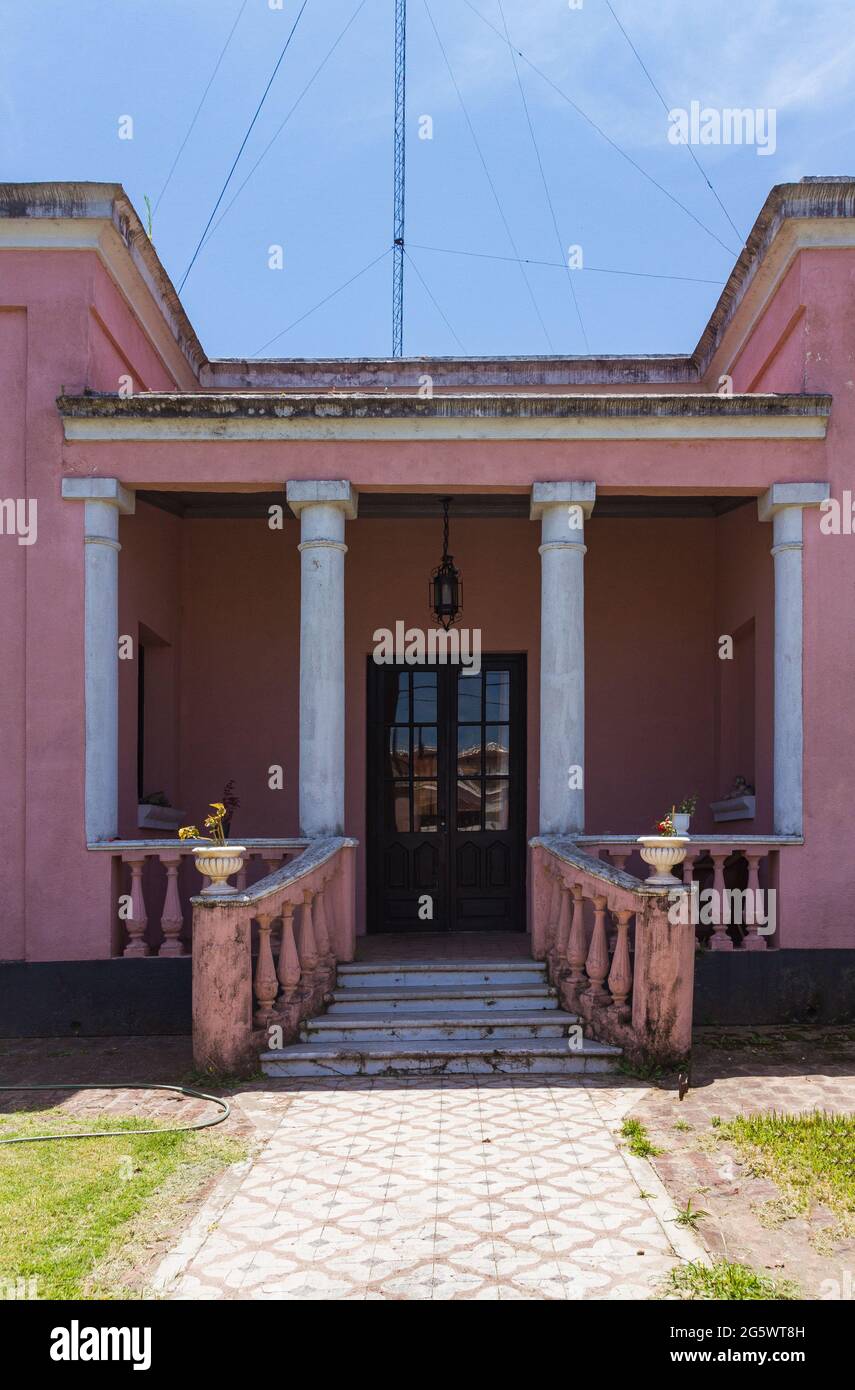 Altes rosafarbenes Haus in San Antonio de Areco, Provinz Buenos Aires, Argentinien Stockfoto Altes rosafarbenes Haus in San Antonio de Areco, Provinz Buenos Aires, Argentinien Stockfoto