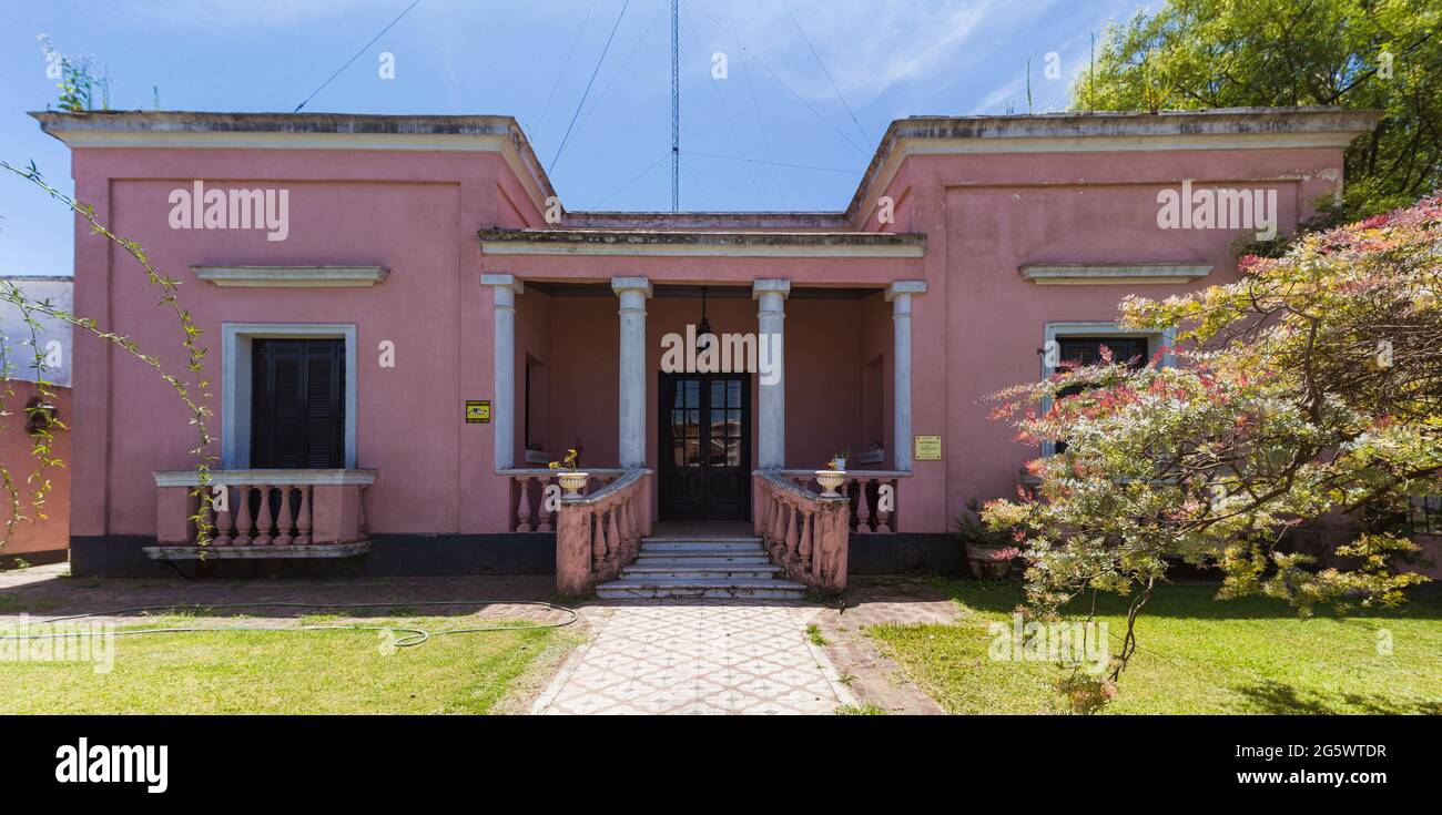 Altes rosafarbenes Haus in San Antonio de Areco, Provinz Buenos Aires, Argentinien Stockfoto Altes rosafarbenes Haus in San Antonio de Areco, Provinz Buenos Aires, Argentinien Stockfoto