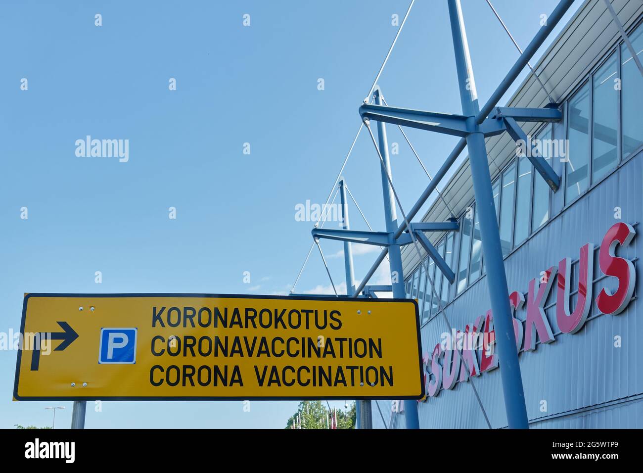 Helsinki, Finnland – 30. Juni 2021: Verkehrsschild für die Impfung von Helsinki Corona im Impfzentrum Messukeskus in drei Sprachen (auf Finnisch, Stockfoto