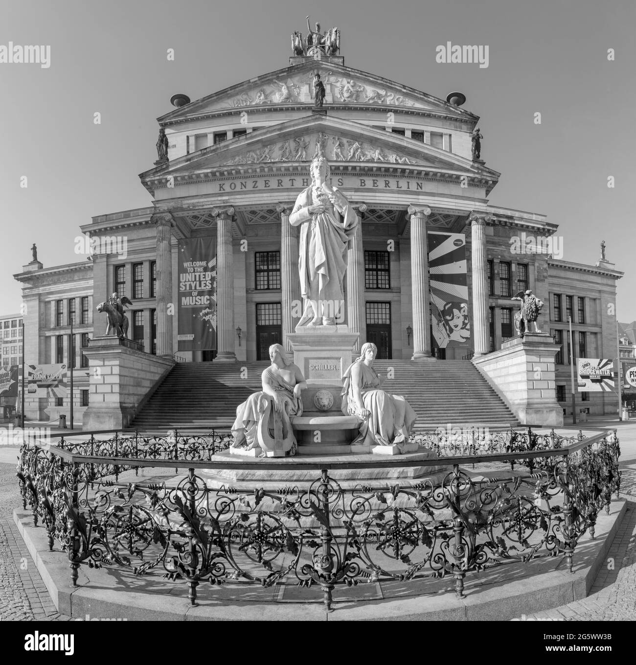 BERLIN, Deutschland, Februar - 13, 2017: The Konzerthaus Gebäude und das Denkmal von Friedrich Schiller Gendarmenmarkt Quadrat. Stockfoto