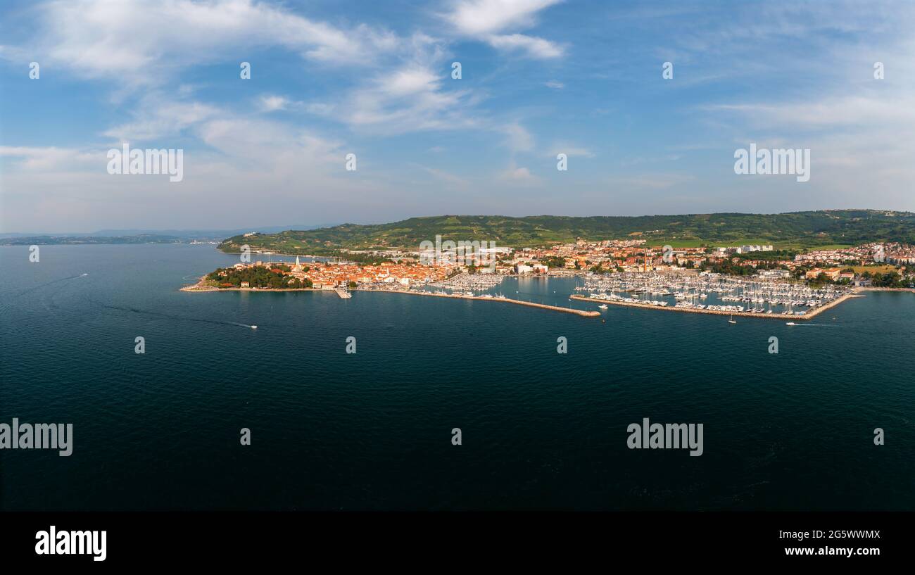 Luftbild über Izola Stadt Slowenien. Einzigartige mediterrane süße kleine Stadt an der adria in der Nähe von Piran Stadt. Stockfoto