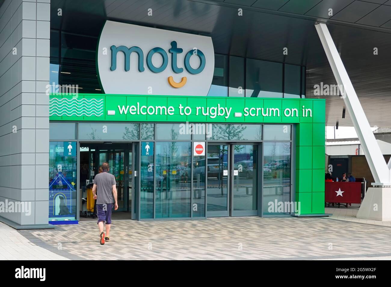 Eingang & Willkommensschild auf der neuen Autobahn Moto Rugby M6, Geschäfte & Toilettenanlagen, Einschränkungen der Pandemie von Covid, an der Stelle Warwickshire England, Großbritannien Stockfoto