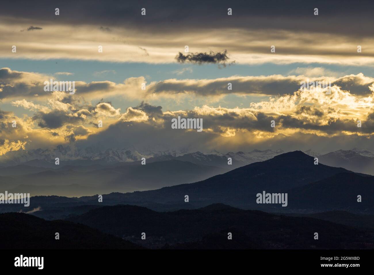 Die Sonnenuntergänge Wolken über der Landschaft von Brunate - Lago di Como Stockfoto