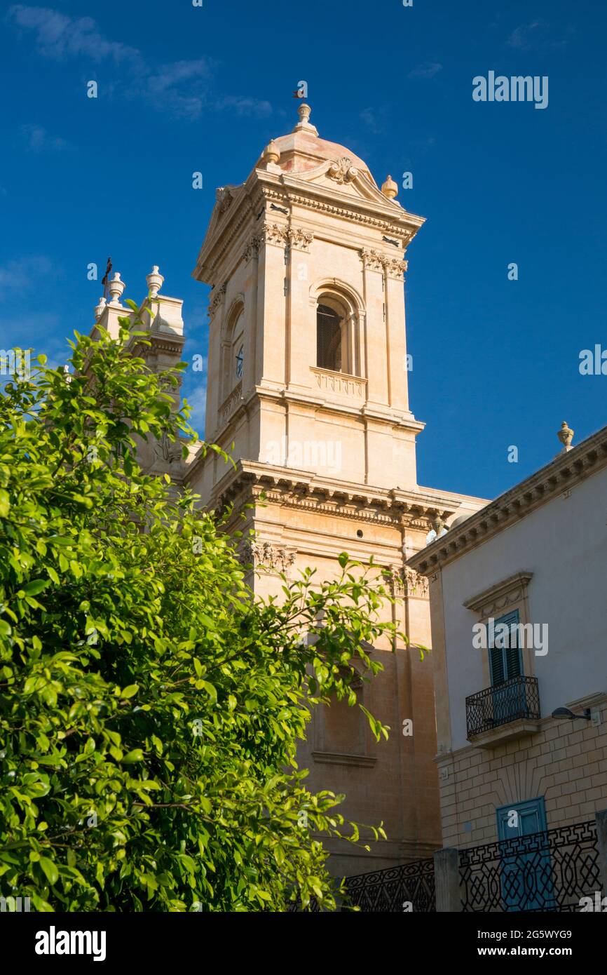Noto, Syrakus, Sizilien, Italien. Von der Piazza Municipio aus hat man einen Blick auf den sonnenbeleuchteten Uhrenturm der barocken Kathedrale von San Nicolò. Stockfoto