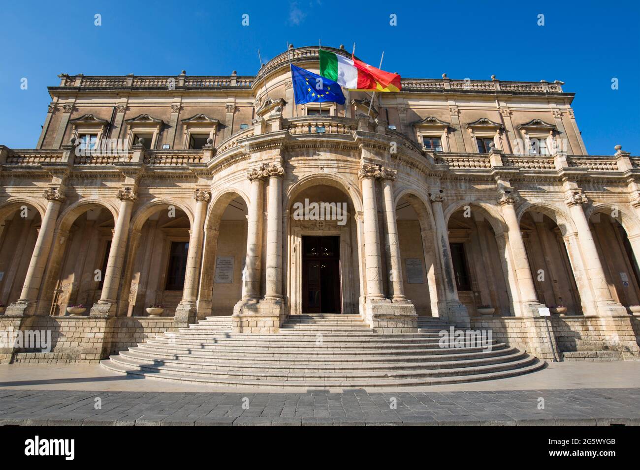 Noto, Syrakus, Sizilien, Italien. Blick über den Corso Vittorio Emanuele auf die Säulenfassade façade des Palazzo Ducezio, heute Rathaus. Stockfoto