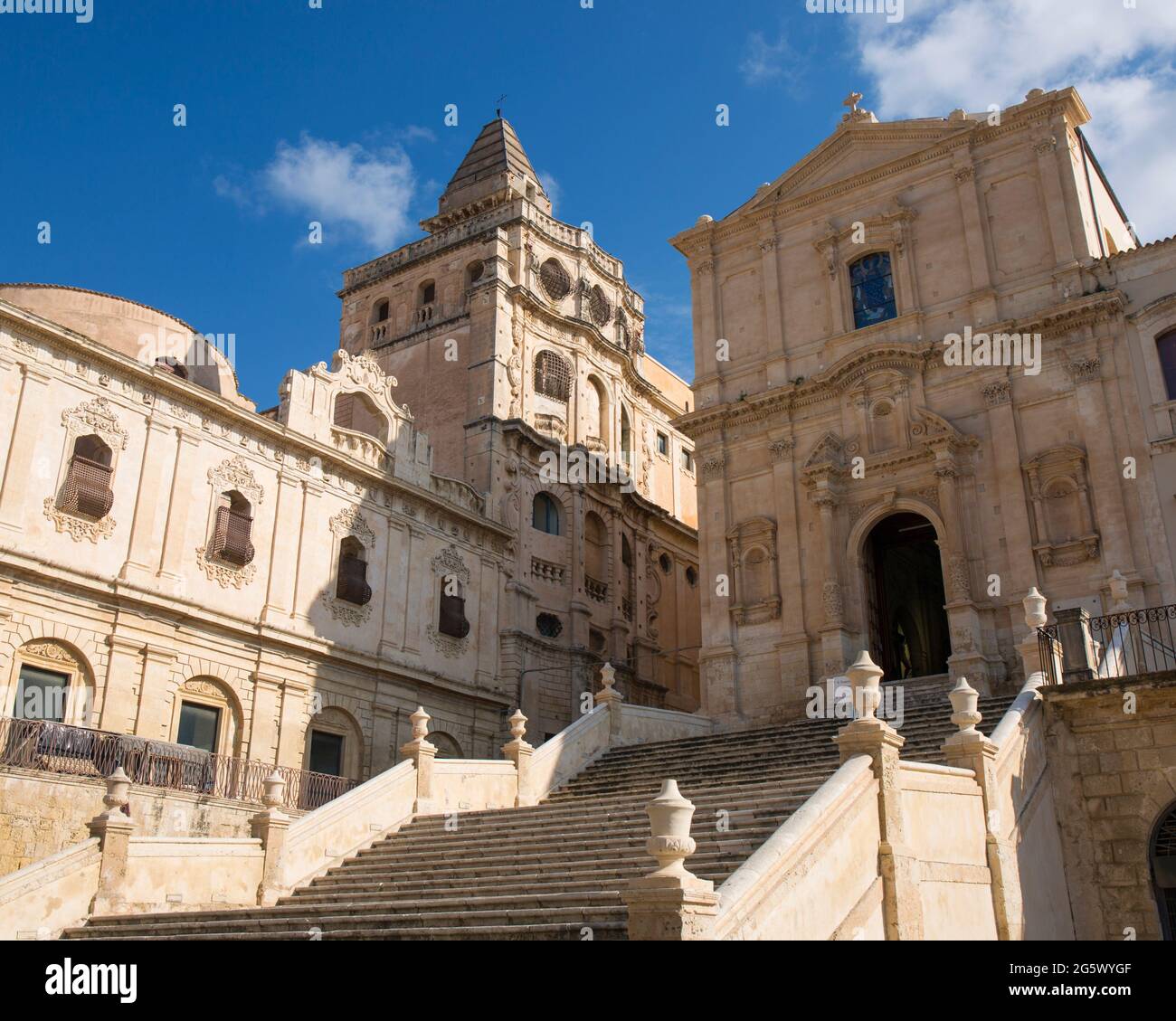 Noto, Syrakus, Sizilien, Italien. Blick auf die monumentale Steintreppe zur barocken façade der Kirche San Francesco d'Assisi all'Immacolata. Stockfoto