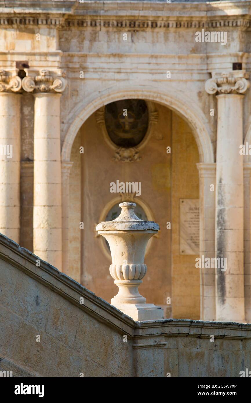 Noto, Syrakus, Sizilien, Italien. Sonnendurchflutete ornamentale Urne auf den Stufen der Kathedrale von San Nicolò, im Hintergrund der Palazzo Ducezio, heute Rathaus. Stockfoto