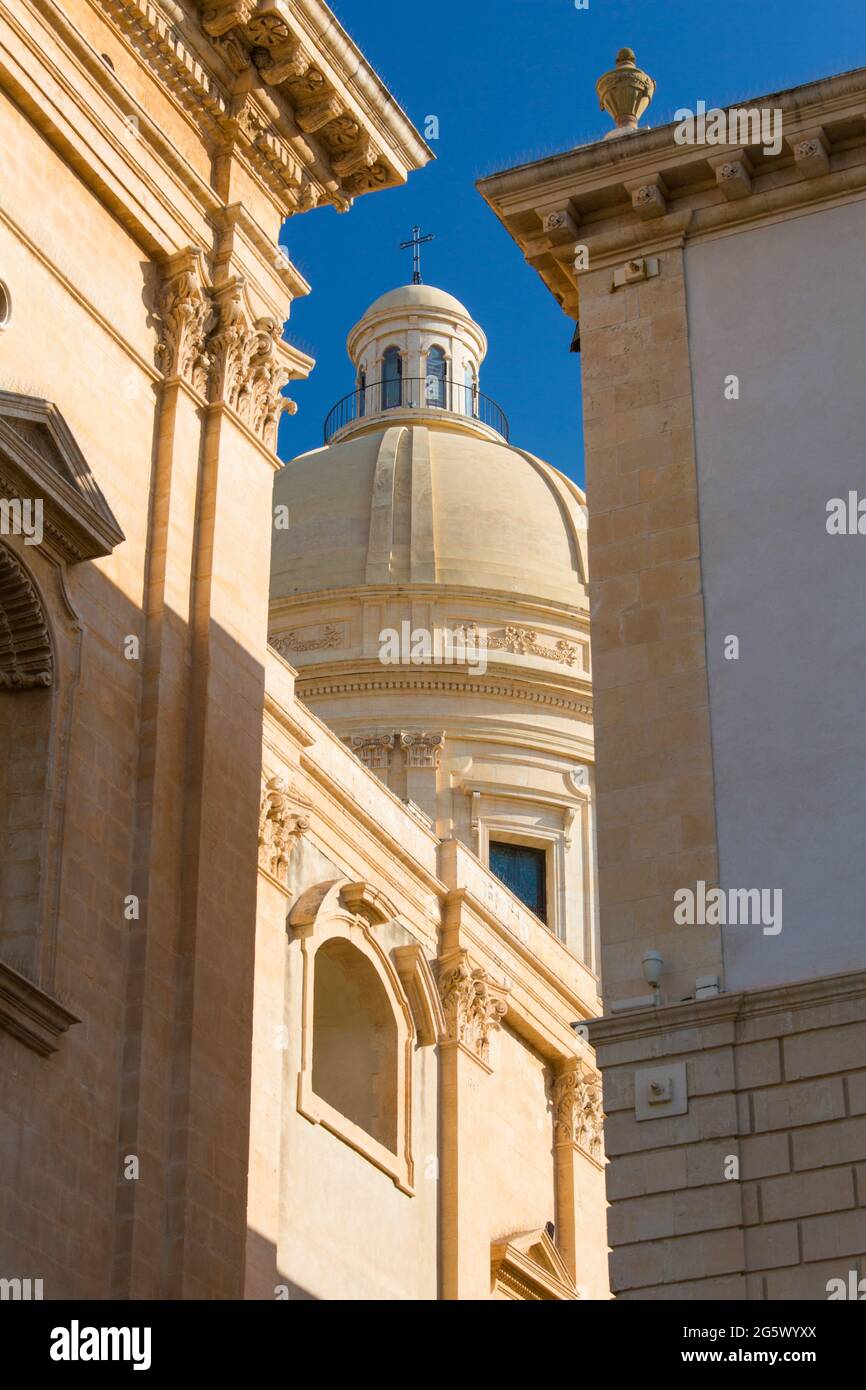 Noto, Syrakus, Sizilien, Italien. Niedriger Winkel durch enge Öffnung zur rekonstruierten Kuppel der barocken Kathedrale von San Nicolò. Stockfoto