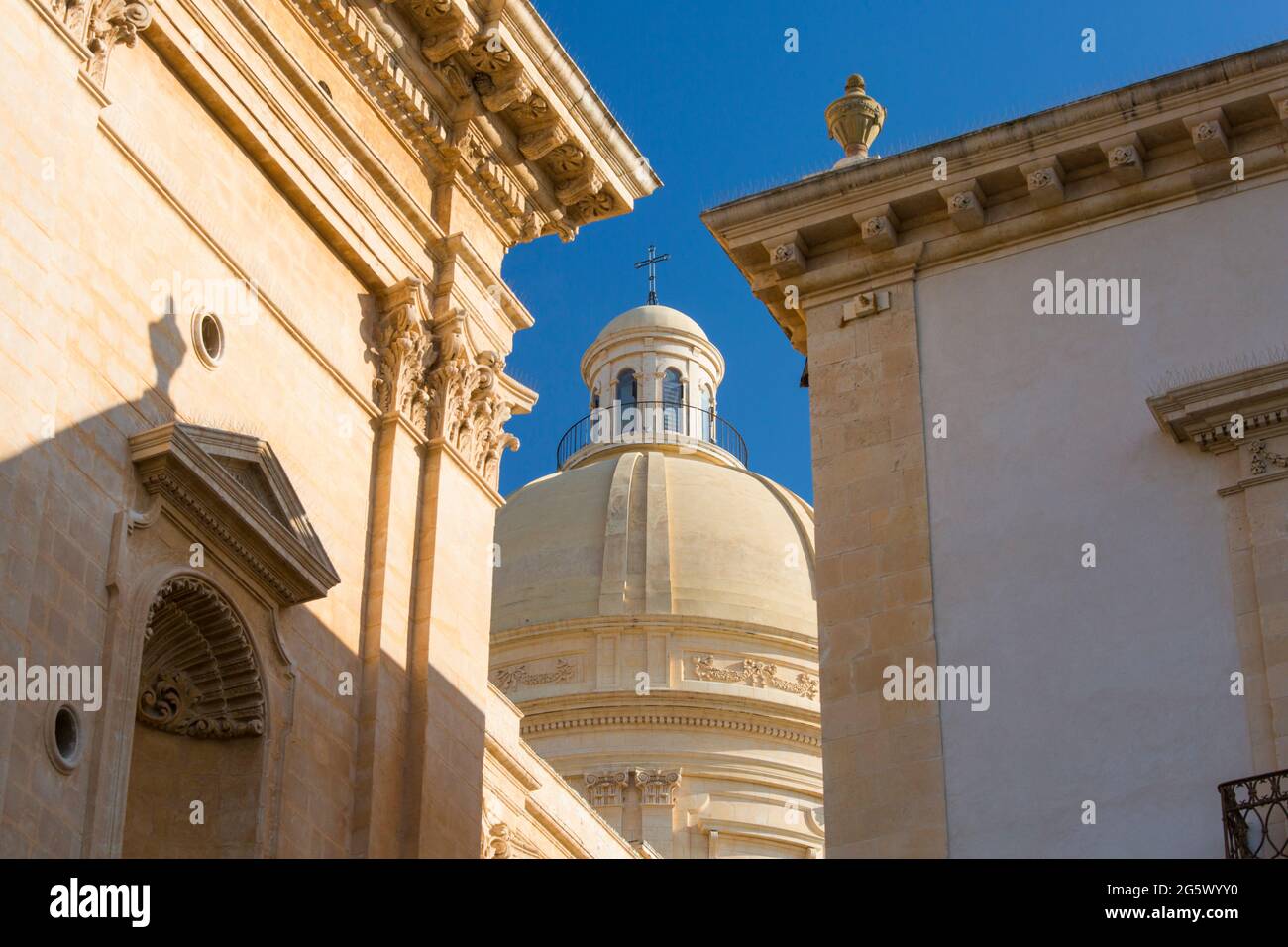 Noto, Syrakus, Sizilien, Italien. Niedriger Winkel durch enge Öffnung zur rekonstruierten Kuppel der barocken Kathedrale von San Nicolò. Stockfoto