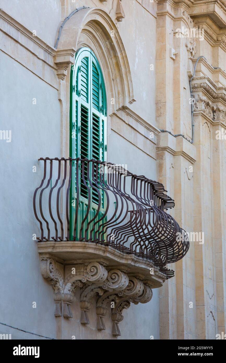 Noto, Syrakus, Sizilien, Italien. Beeindruckender schmiedeeiserner Balkon auf der façade des barocken Palazzo Astito di Fargione mit Blick auf die Via Cavour. Stockfoto