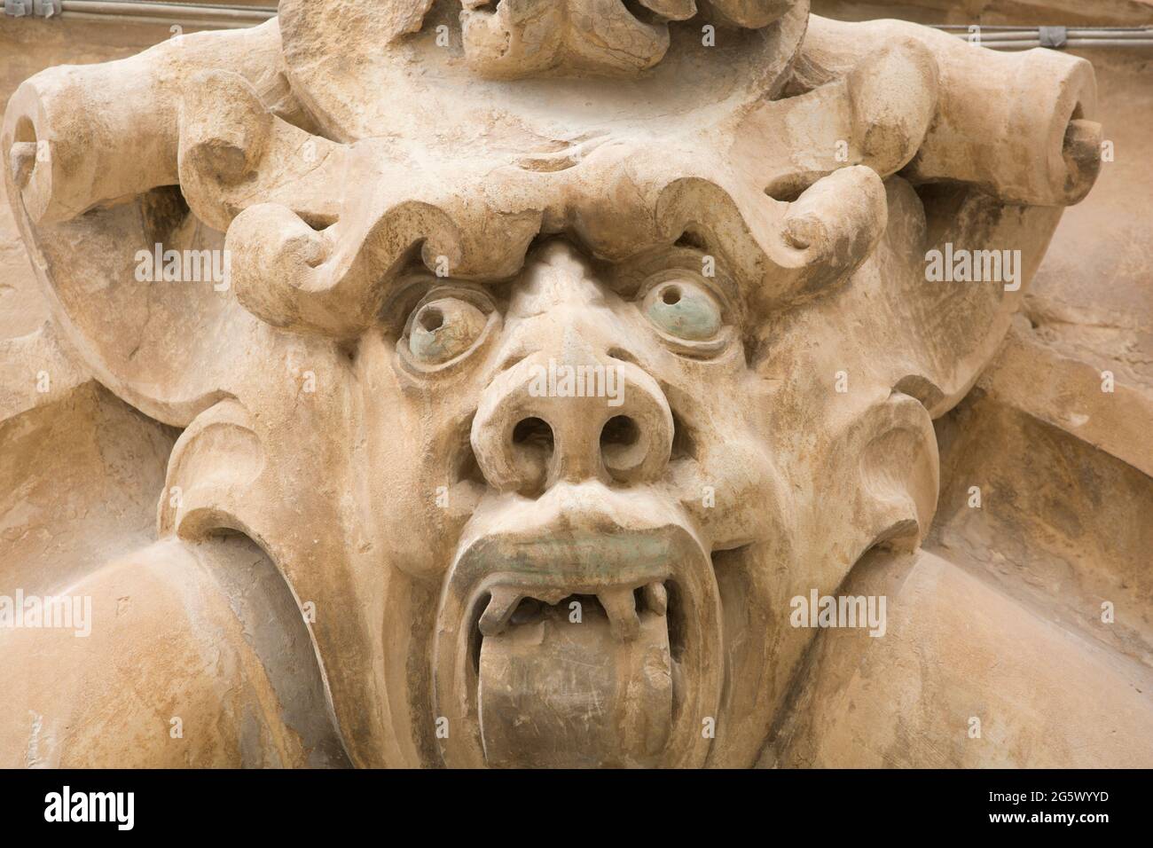 Scicli, Ragusa, Sizilien, Italien. Groteske Steinskulptur auf der prächtigen façade des barocken Palazzo Beneventano aus dem 18. Jahrhundert. Stockfoto