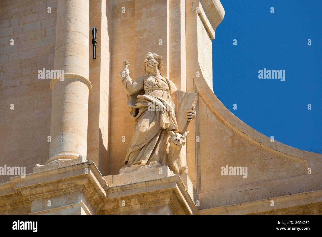 Noto, Syrakus, Sizilien, Italien. Niedrige Ansicht der ornamentalen Statue auf der façade der barocken Kathedrale von San Nicolò. Stockfoto