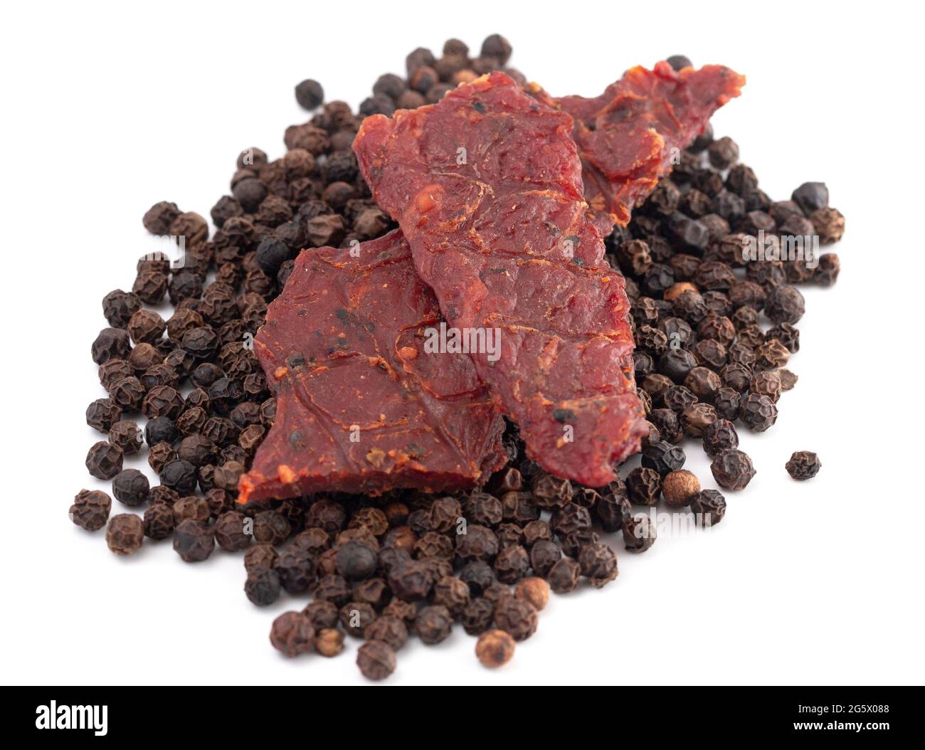 Ein Haufen schwarzer Pfeffer Beef Jerky auf weißem Hintergrund Stockfoto