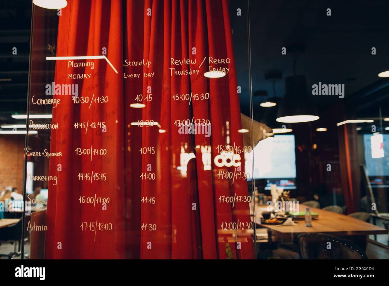 Geschäftsplan auf Glasplatten im Büro mit Zeitplänen mit Kopierfläche. Stockfoto