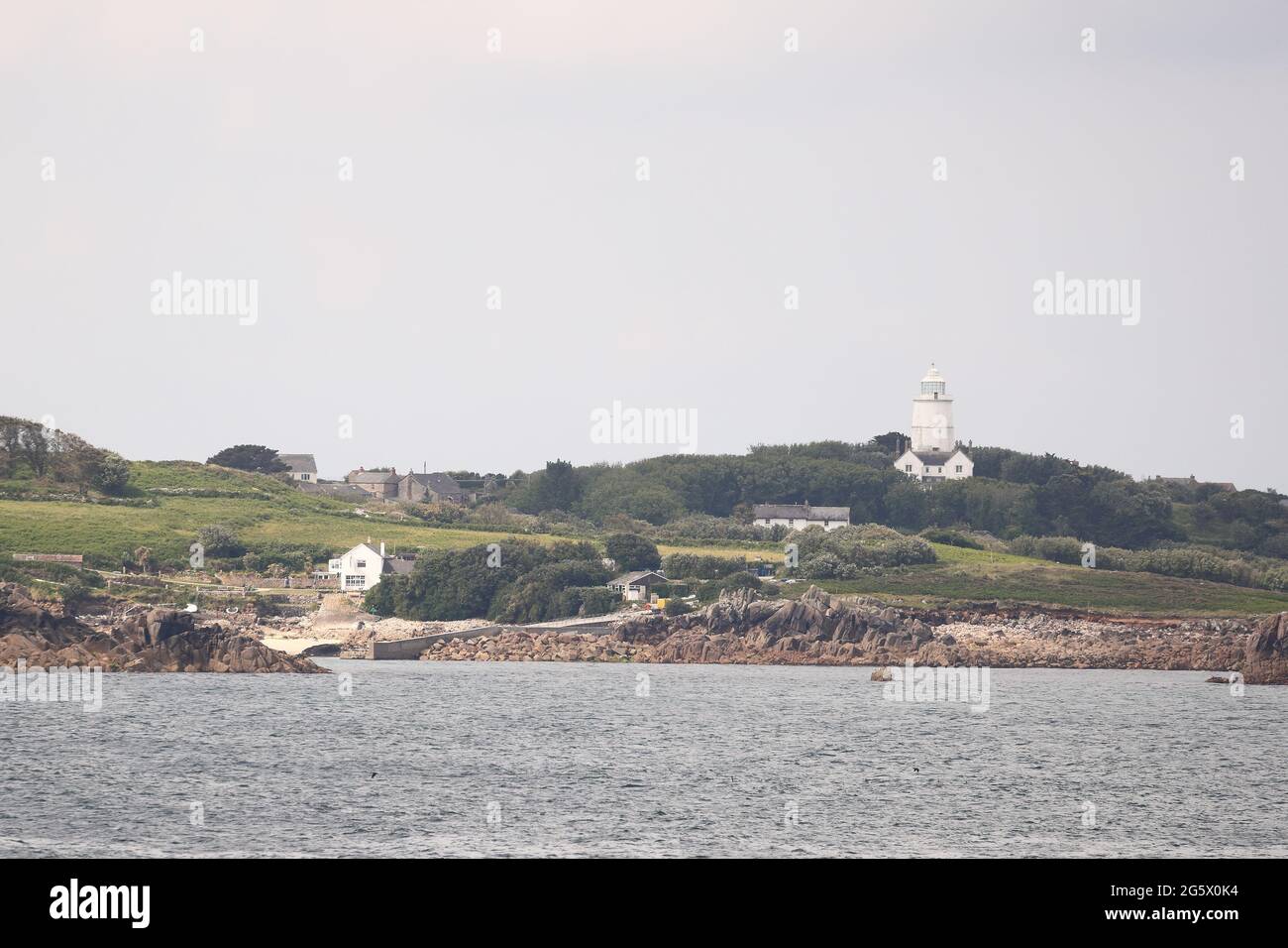 Die Insel St. Agnes mit ihrem Leuchtturm, Isles of Scilly, Cornwall, Großbritannien Stockfoto