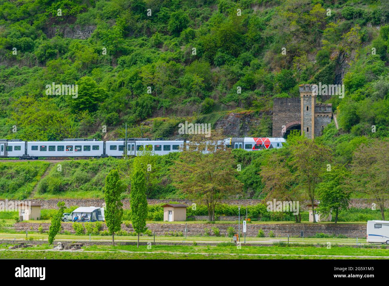 Die Bahn entlang des Rheins führt durch etliche Tunnel, Regionalbahn, St. Goarshausen, Rheinland-Pfalz, Deutschland Stockfoto
