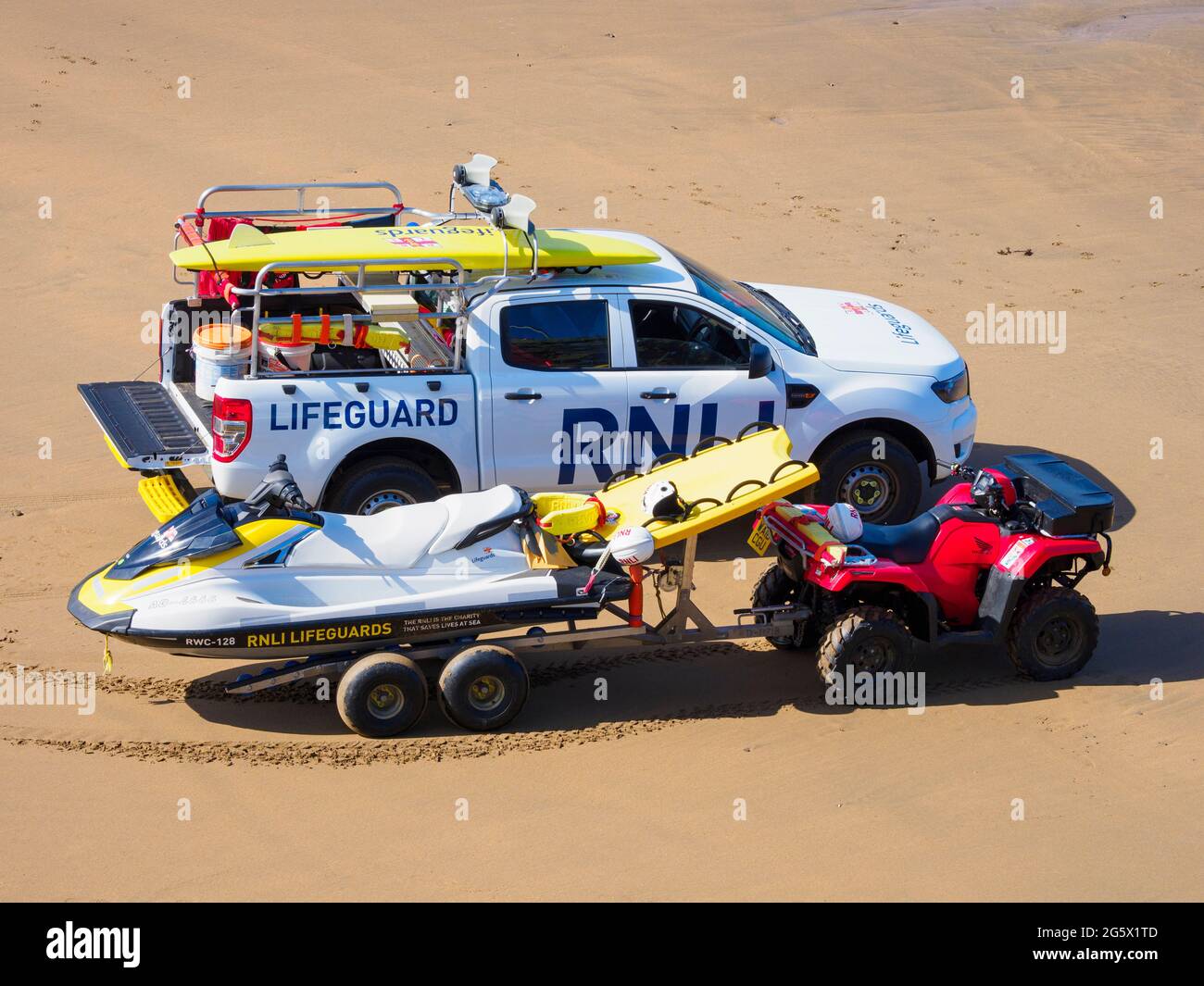 RNLI Rettungsschwimmer-Fahrzeuge am Summerleaze Beach, Bude, Cornwall, Großbritannien Stockfoto