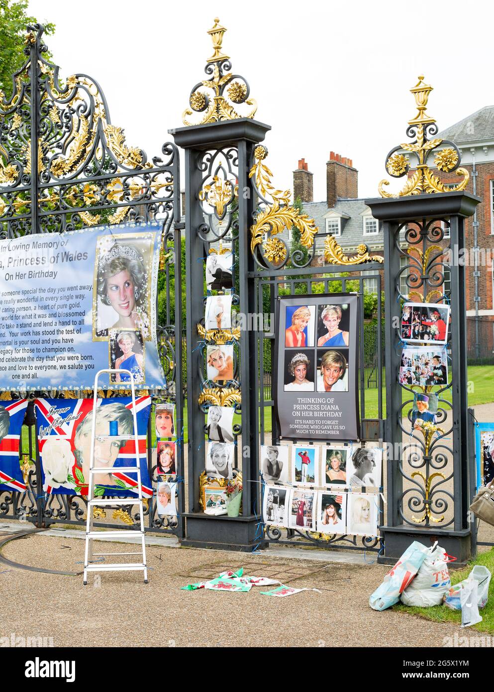 Kensington Palace, London, Juni 2021. Fürstin Diana, die am 1. Geburtstag Spruchbänder und Plakate aufstellte, brachte den Palast zur Seite Stockfoto