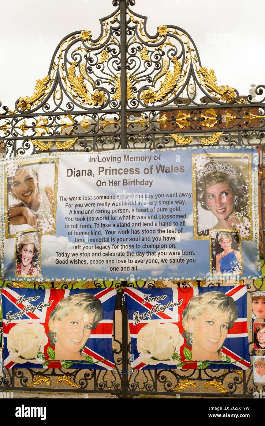 Kensington Palace, London, Juni 2021. Die Tore sind mit Plakaten der verstorbenen Prinzessin von Wales zum Gedenken an ihren Geburtstag am 1. Juli angestachtet Stockfoto