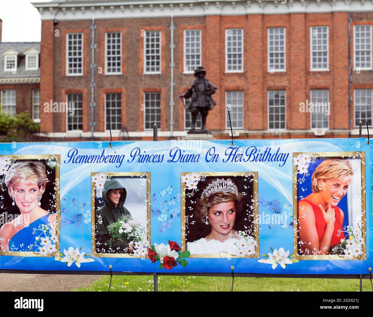 Kensington Palace, London Juni 2021. Gedenkbanner vor dem Palacew, der an den verstorbenen Geburtstag der Prinzessin von Wales von Diana erinnert Stockfoto