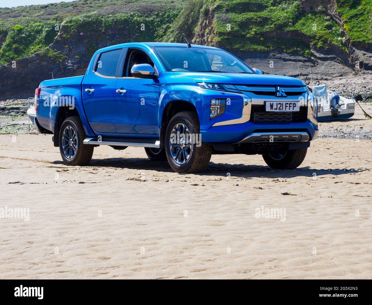 Mitsubishi L200 Abholung im Sand am Gezeitenhafen von Bude, Bude, Cornwall, Großbritannien Stockfoto