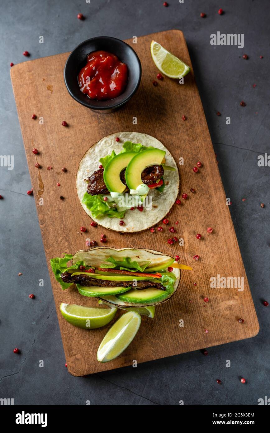 Frischer Taco mit Avocado auf Schneidebrett Stockfoto