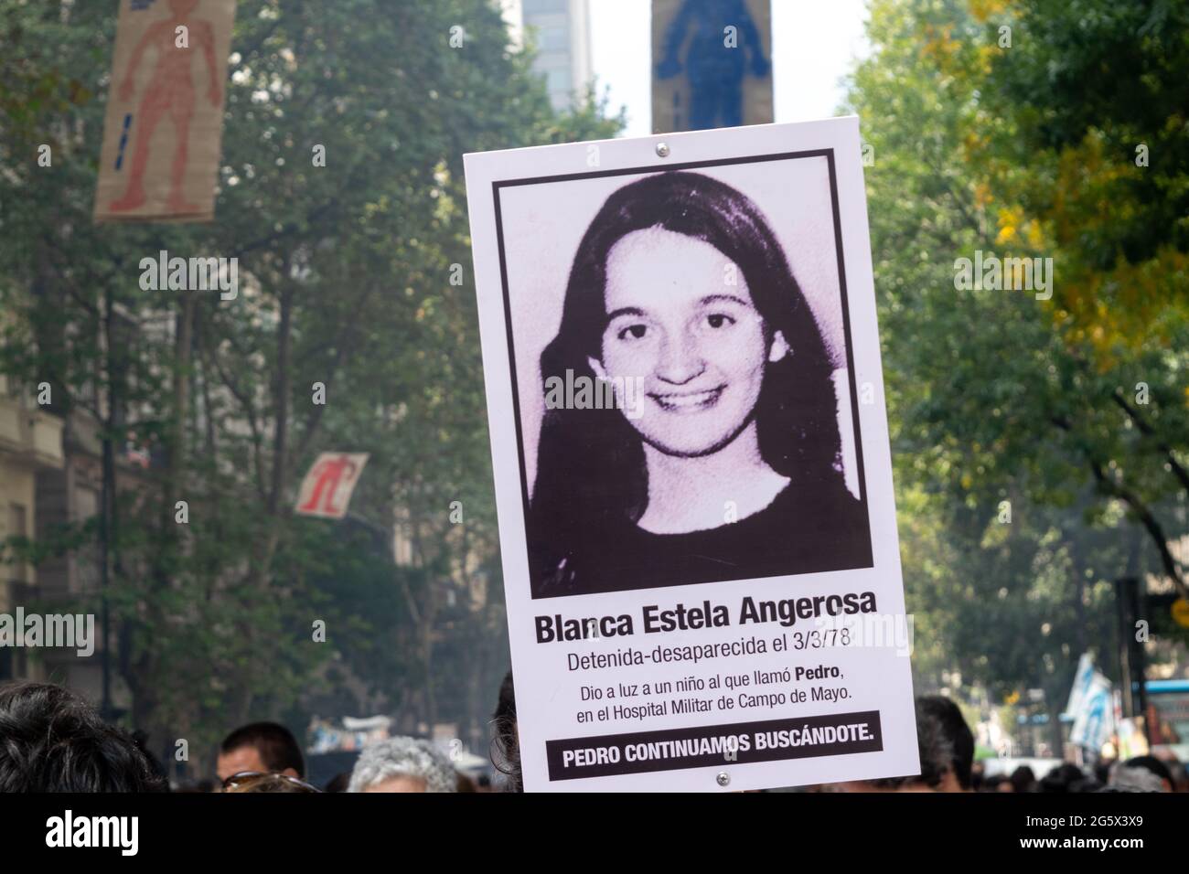 Schilder während des Akts auf der Plaza de Mayo zum Jahrestag der Diktatur der Militarre in Argentinien Stockfoto