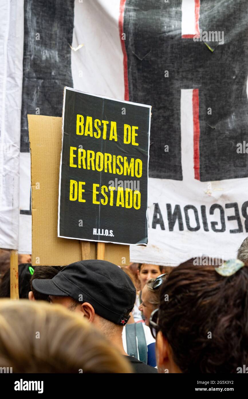 Schilder während des Akts auf der Plaza de Mayo zum Jahrestag der Diktatur der Militarre in Argentinien Stockfoto