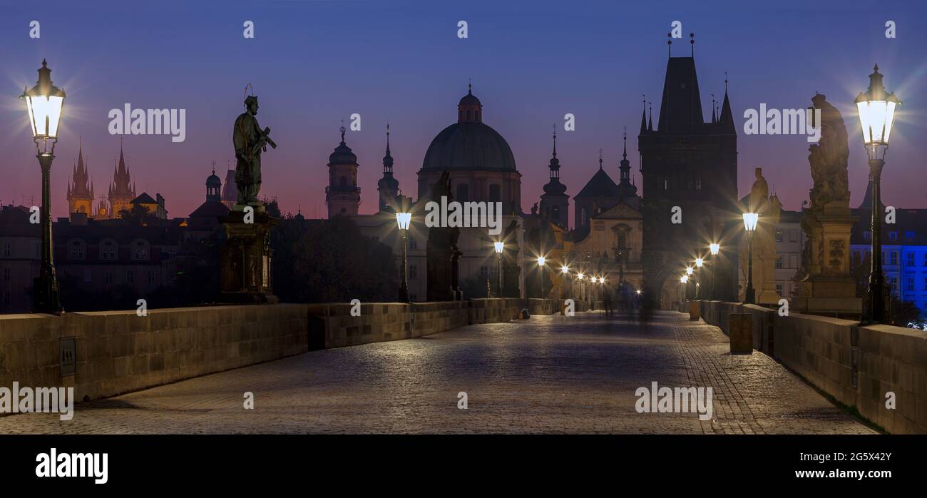 Prag - die Karlsbrücke in der Morgendämmerung. Stockfoto