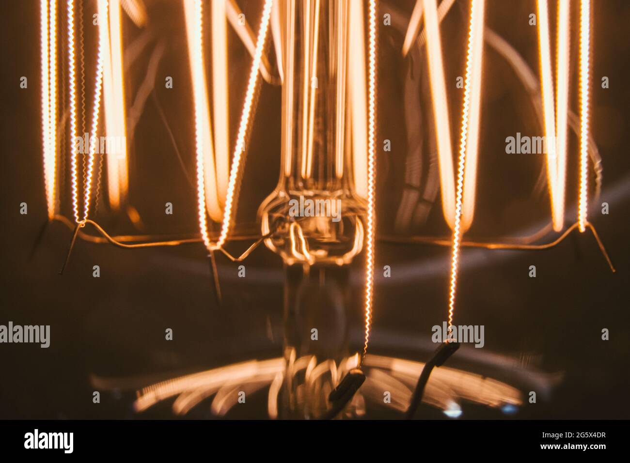 Makro-Nahaufnahme einer Glühlampe. Glühbirne aus Kohlenstofffilament. Stockfoto