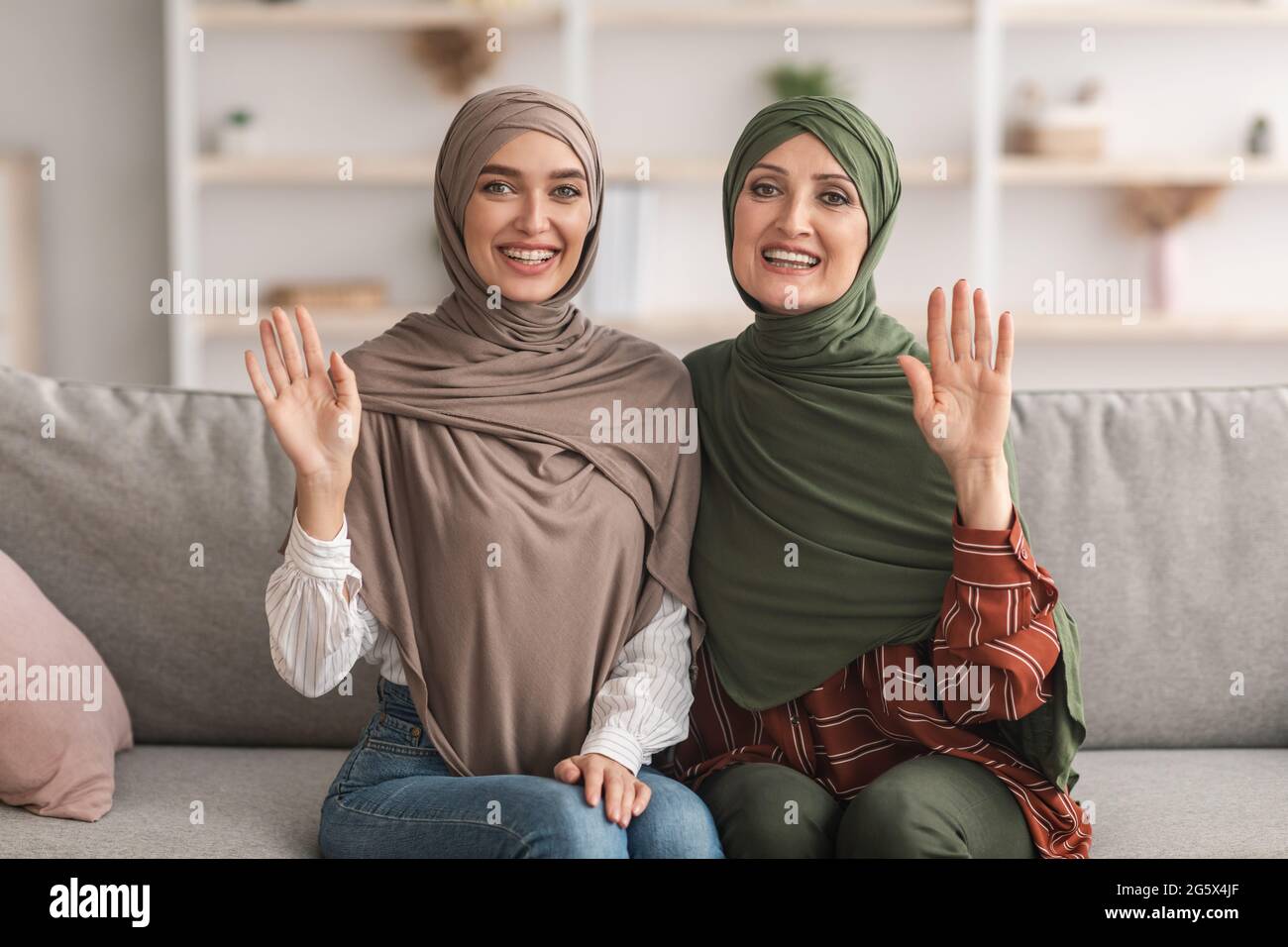 Happy Senior Muslim Lady Und Erwachsene Tochter Winken Hand Im Freien Stockfoto