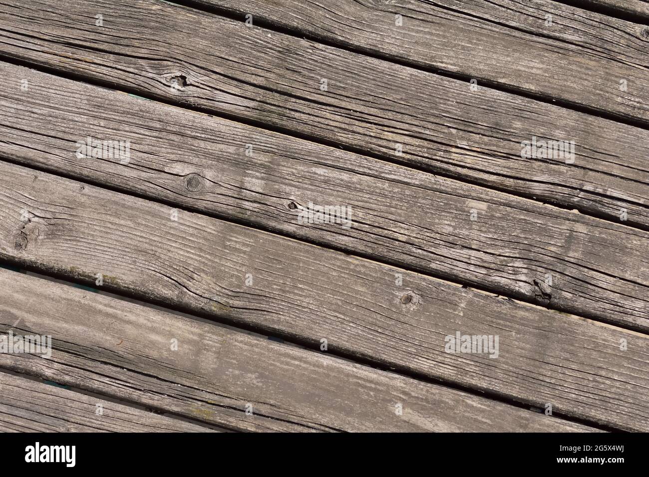 Alte Bretter verblassten in der Sonne. Holz. Stockfoto