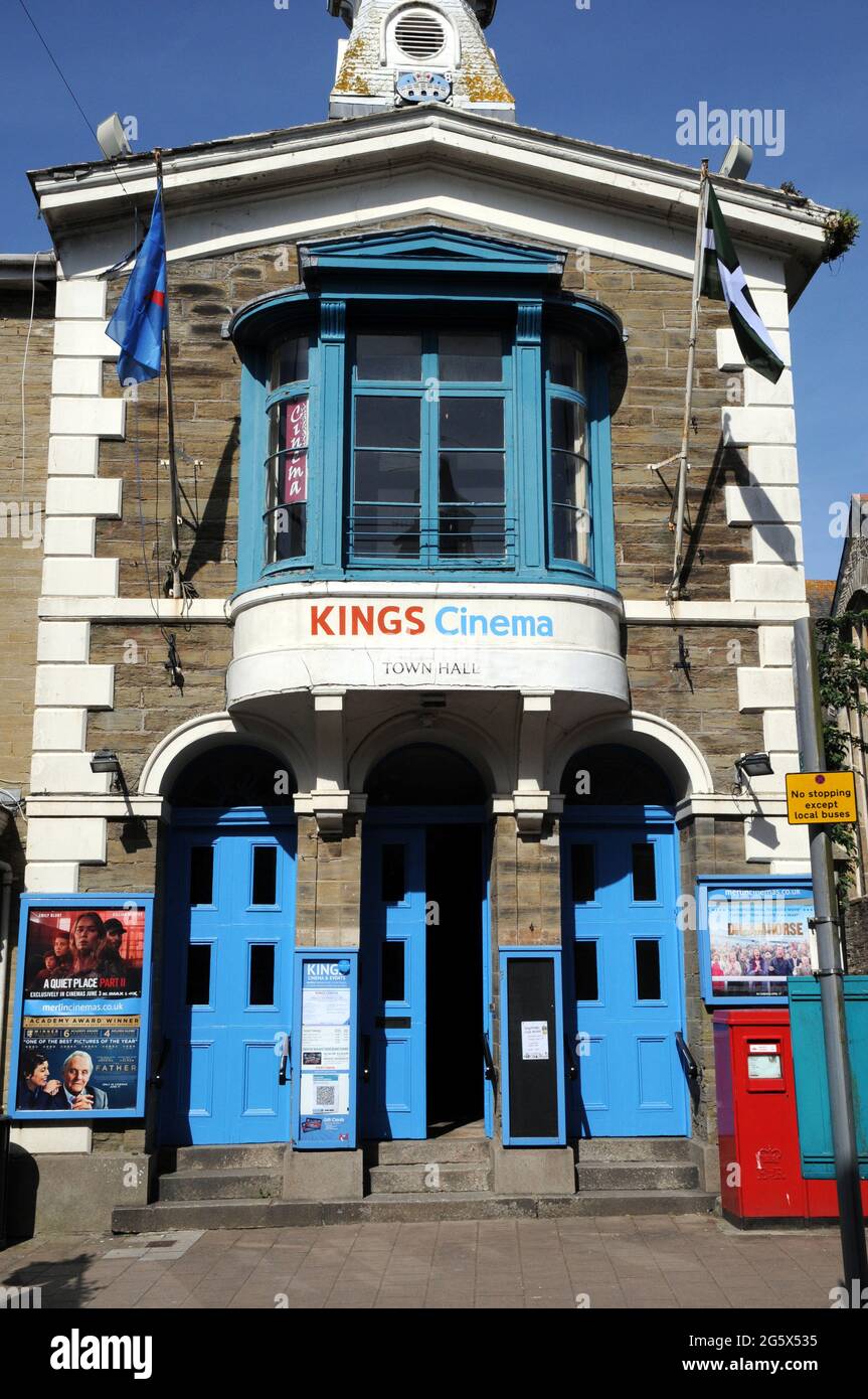 Die Fassade des alten Rathauses, Kingsbridge, Devon, beherbergt heute das Kings Cinema, das Teil der Melin-Kinokette ist. Stockfoto