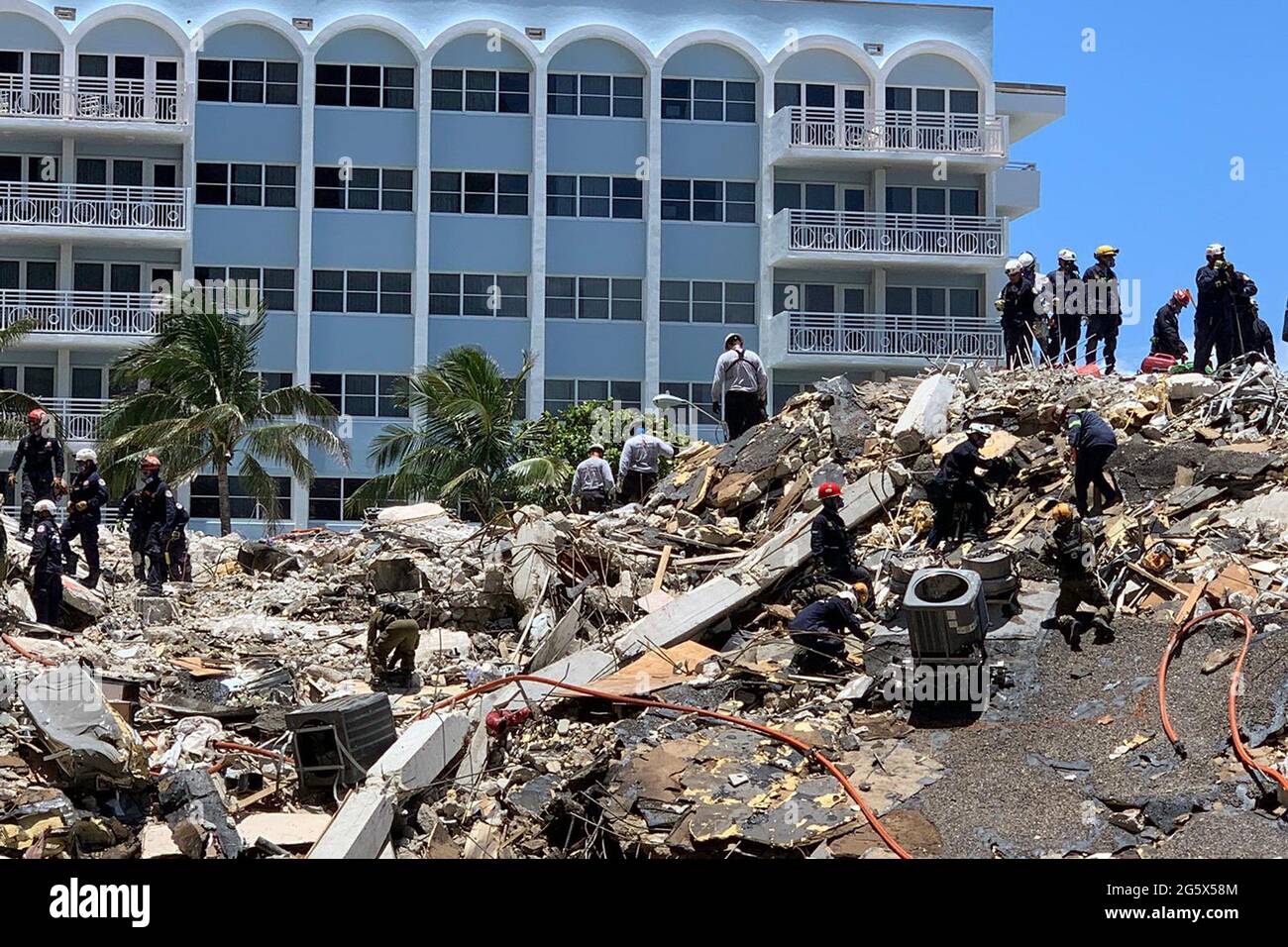 Surfside, Usa. 30. Juni 2021. Mitglieder des Home Front Command der israelischen Streitkräfte (IDF) unterstützen die Rettungsmannschaften am Mittwoch, dem 30. Juni 2021, am Ort eines teilweisen Einsturzes des Gebäudes in Surfside, Florida. Die offizielle Zahl der Todesopfer beträgt 12, da Rettungskräfte die 149 noch vermissten Menschen schnell finden. Foto von Israeli Defence Forces/UPI Credit: UPI/Alamy Live News Stockfoto