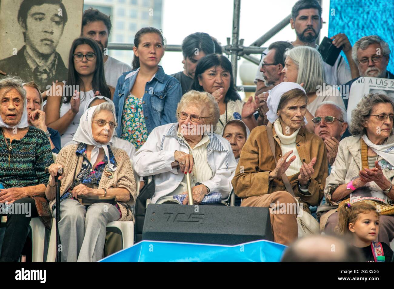 Mütter und Großmütter der Plaza de Mayo auf der Bühne während der Aktionen zur Erinnerung an die letzte Diktatur in Argentinien Stockfoto