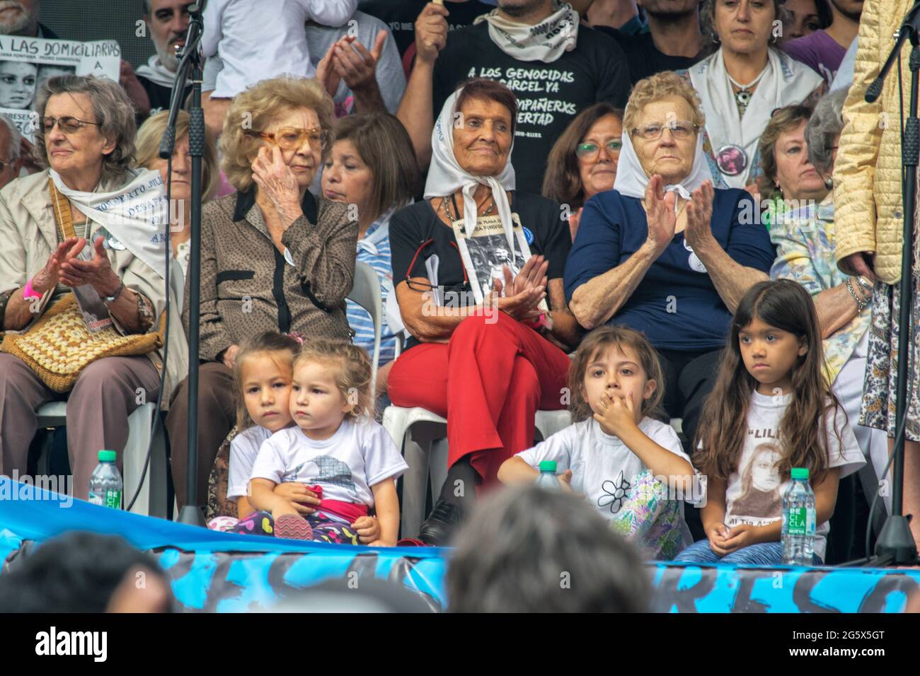 Mütter und Großmütter der Plaza de Mayo auf der Bühne während der Aktionen zur Erinnerung an die letzte Diktatur in Argentinien Stockfoto