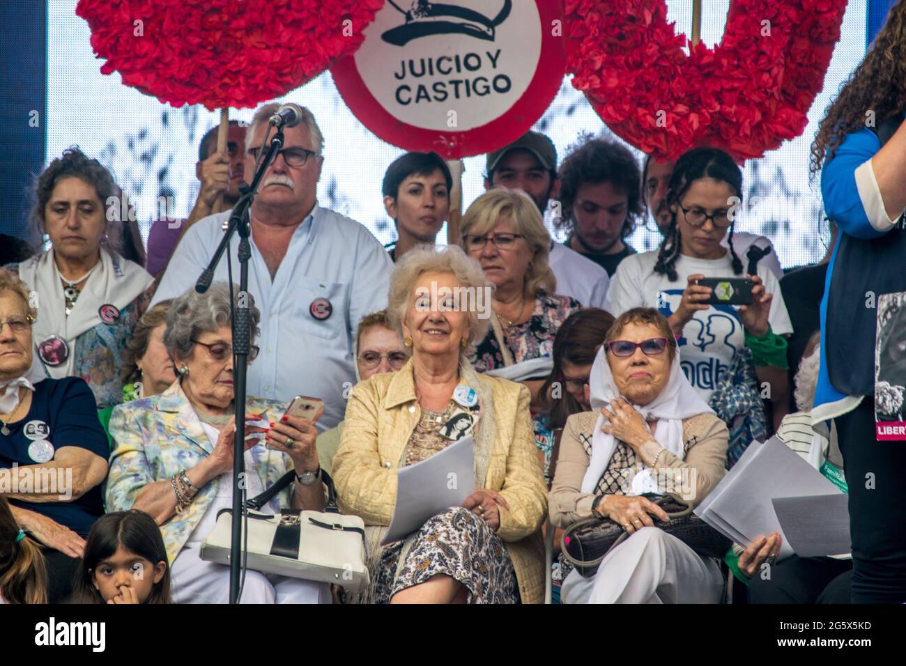 Mütter und Großmütter der Plaza de Mayo auf der Bühne während der Aktionen zur Erinnerung an die letzte Diktatur in Argentinien Stockfoto