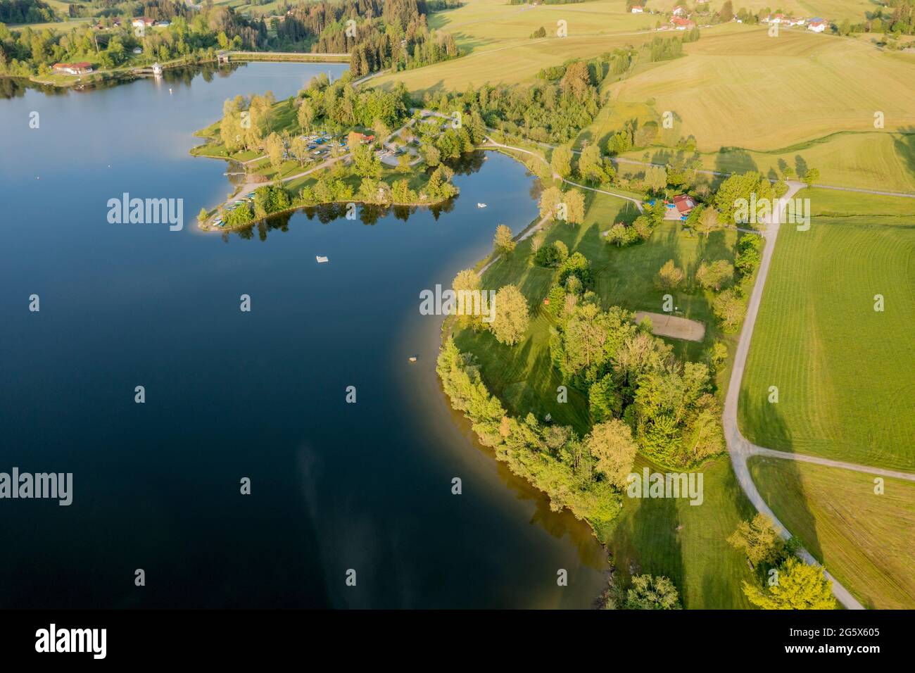Drohnenaufnahme, Luftaufnahme über Bade- und Surfgebiet am Rottachsee, Allgäu, Bayern, Deutschland. Stockfoto