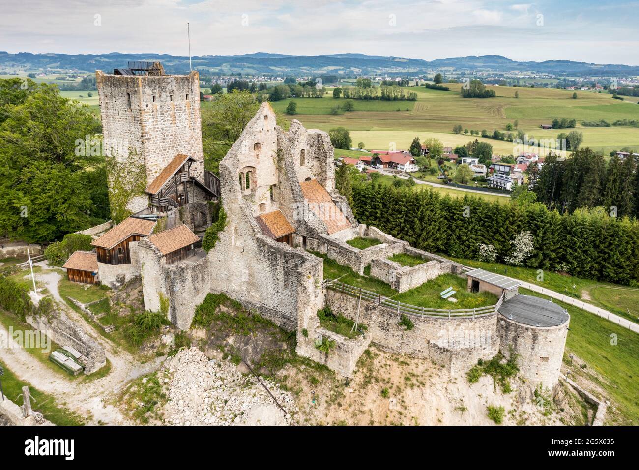 Luftaufnahme der mittelalterlichen Burgruine bei Sulzberg, Allgau, Bayern, Deutschland Stockfoto