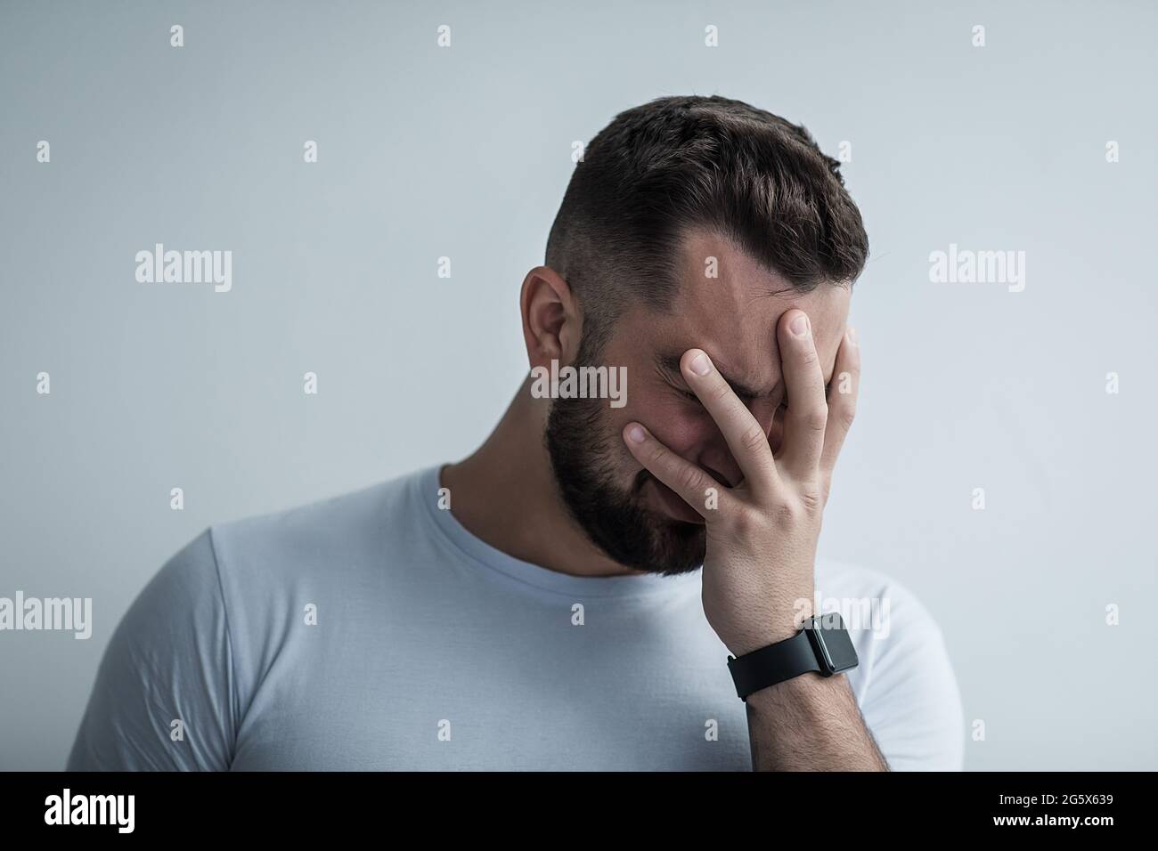 Ausdruck von negativen Emotionen, Stress, Depressionen, Leiden und psychischen Problemen zu Hause Stockfoto