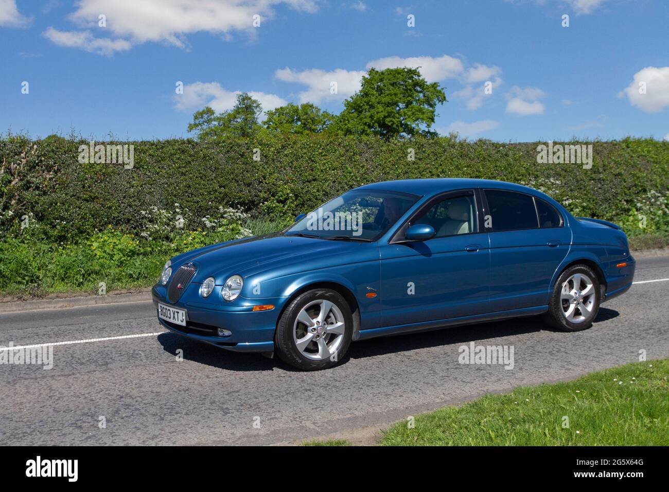 2003 blaue Jaguar V6 SE 5-Gang-Automatik, 2967 ccm Benzollimousine auf dem Weg zur Capesthorne Hall Classic Car Show, Cheshire, Großbritannien Stockfoto