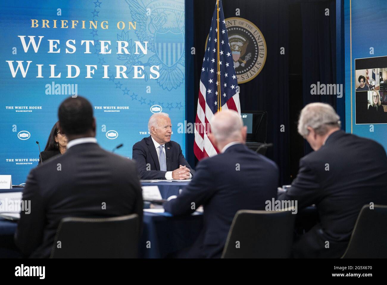 Washington, Usa. 30. Juni 2021. Präsident Joe Biden hält am Mittwoch, den 30. Juni 2021, bei einer Veranstaltung mit Gouverneuren und Kabinettsmitgliedern in Washington, DC, Bemerkungen zu Dürre, Hitze und Waldbränden im Westen der Vereinigten Staaten. Die Gouverneurin von Oregon, Kate Brown, und der Gouverneur von Kalifornien, Gavin Newsom, sprachen ebenfalls virtuell über Waldbrände in ihren Staaten. Foto von Sarah Silbiger/UPI Credit: UPI/Alamy Live News Stockfoto