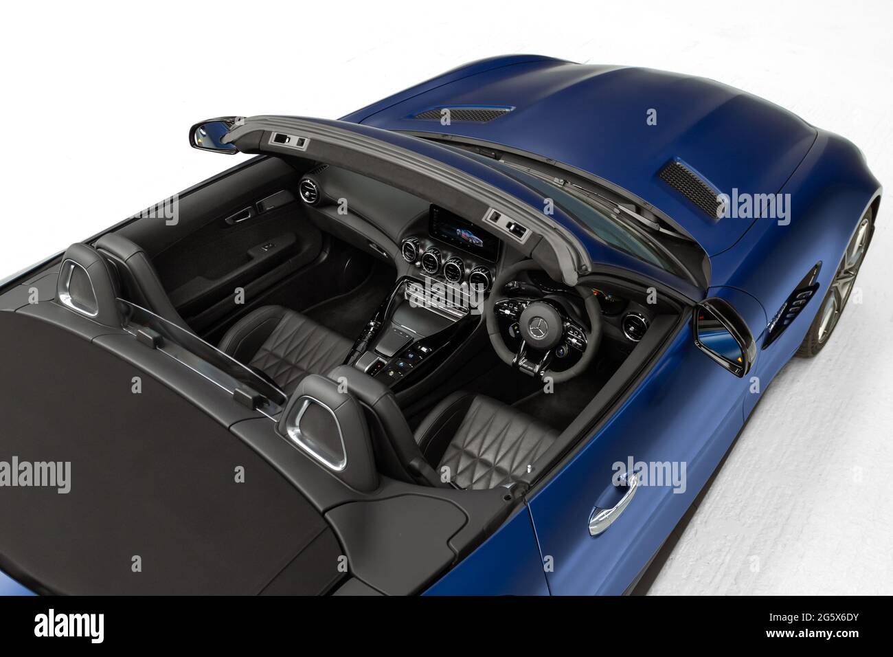 Blick auf den schwarzen Innenraum eines Blue 2021 Mercedes AMG GTR V8 Biturbo Stockfoto