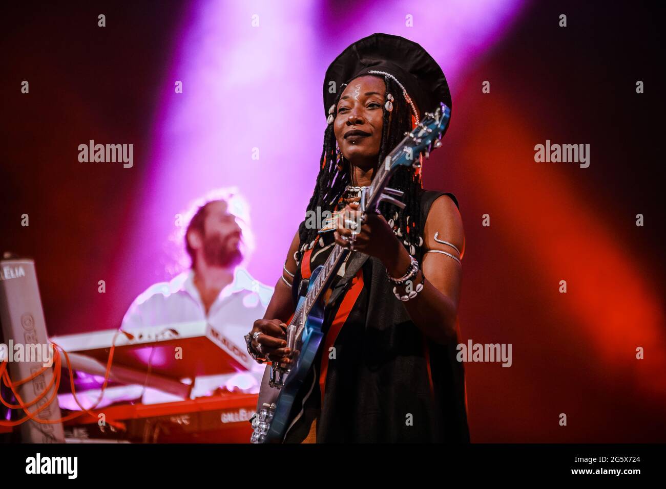 Bologna, Italien. Juni 2021. Die afrikanische Sängerin Fatoumata Diawara tritt am 29. Juni 2021 live in Bologna, Italien, auf. (Foto: Luigi Rizzo/Pacific Press/Sipa USA) Quelle: SIPA USA/Alamy Live News Stockfoto