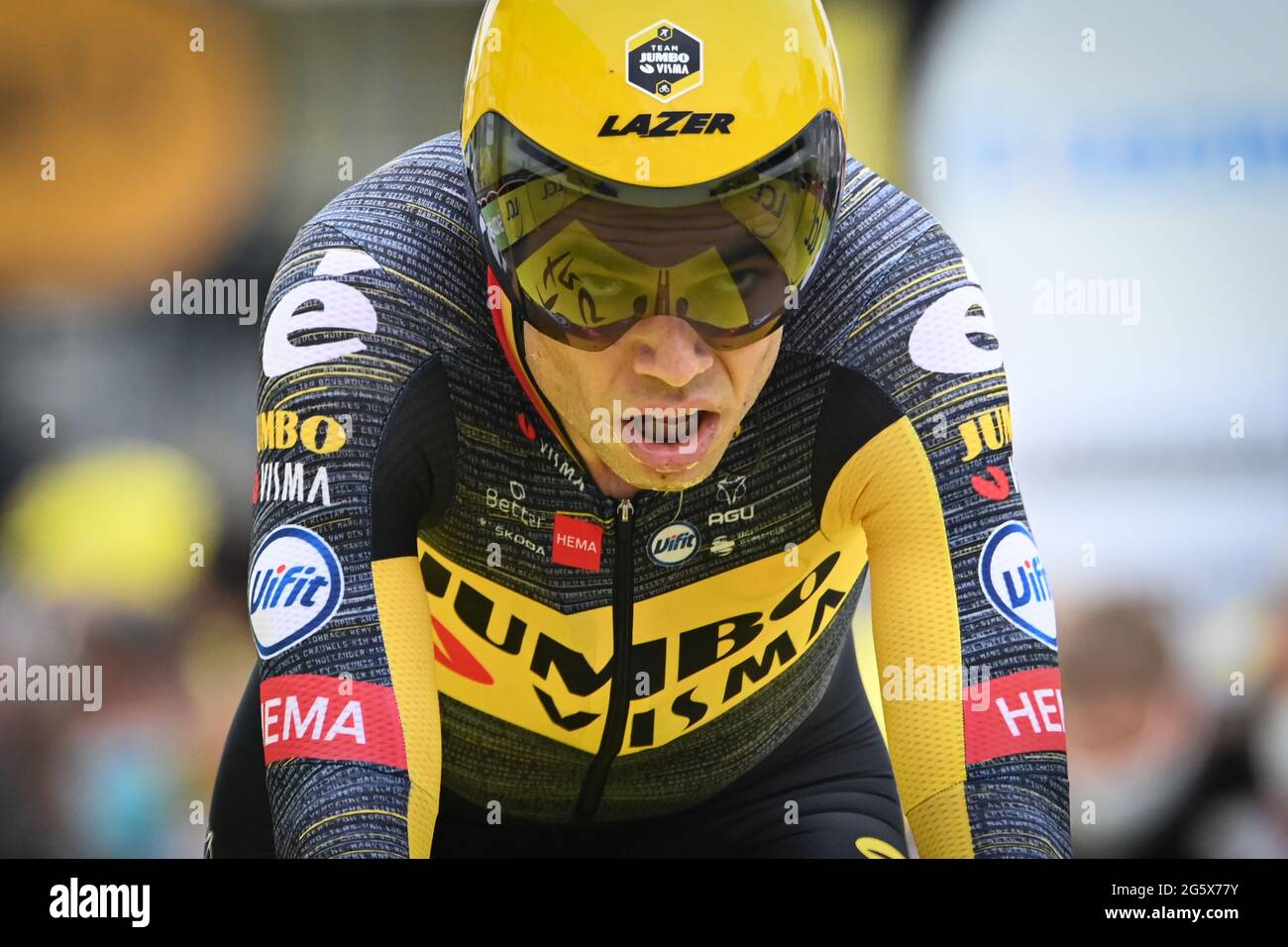 Der Belgier Wout Van Aert vom Team Jumbo-Visma überquert die Ziellinie der fünften Etappe des 108. Radrennens der Tour de France auf 27,2 km Stockfoto