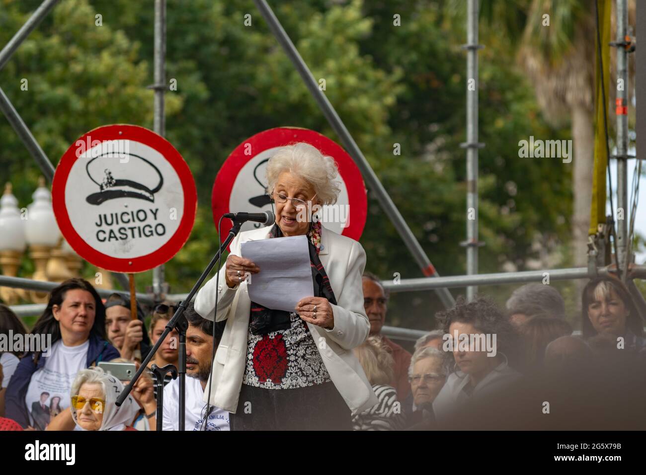 Mütter und Großmütter der Plaza de Mayo auf der Bühne während der Aktionen zur Erinnerung an die letzte Diktatur in Argentinien Stockfoto