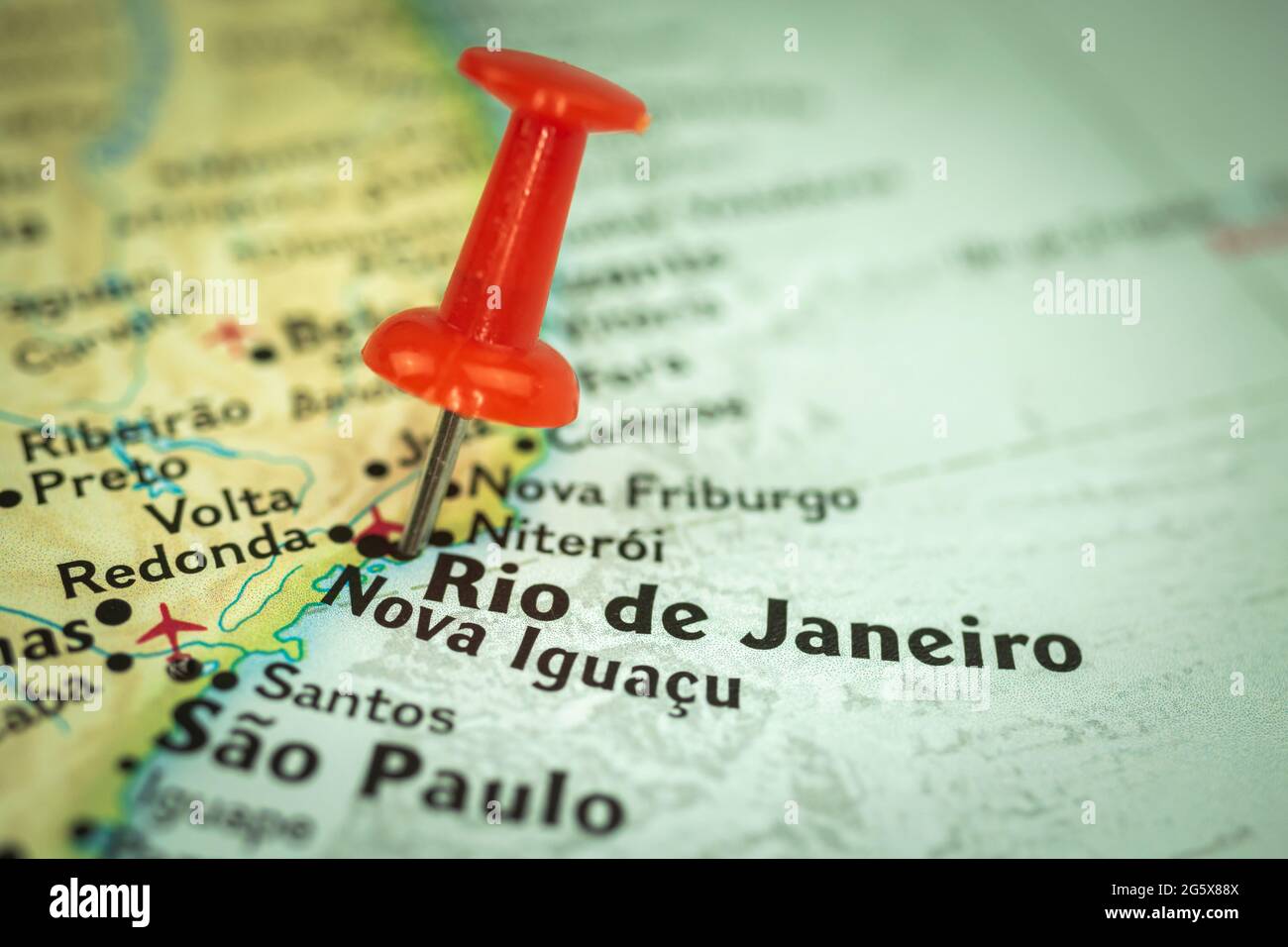 Lage Rio de Janeiro Stadt in Brasilien, roter Stecknadel auf der Reisekarte, Markierung und Nahaufnahme von Punkten, Tourismus- und Reisekonzept, Südamerika Stockfoto