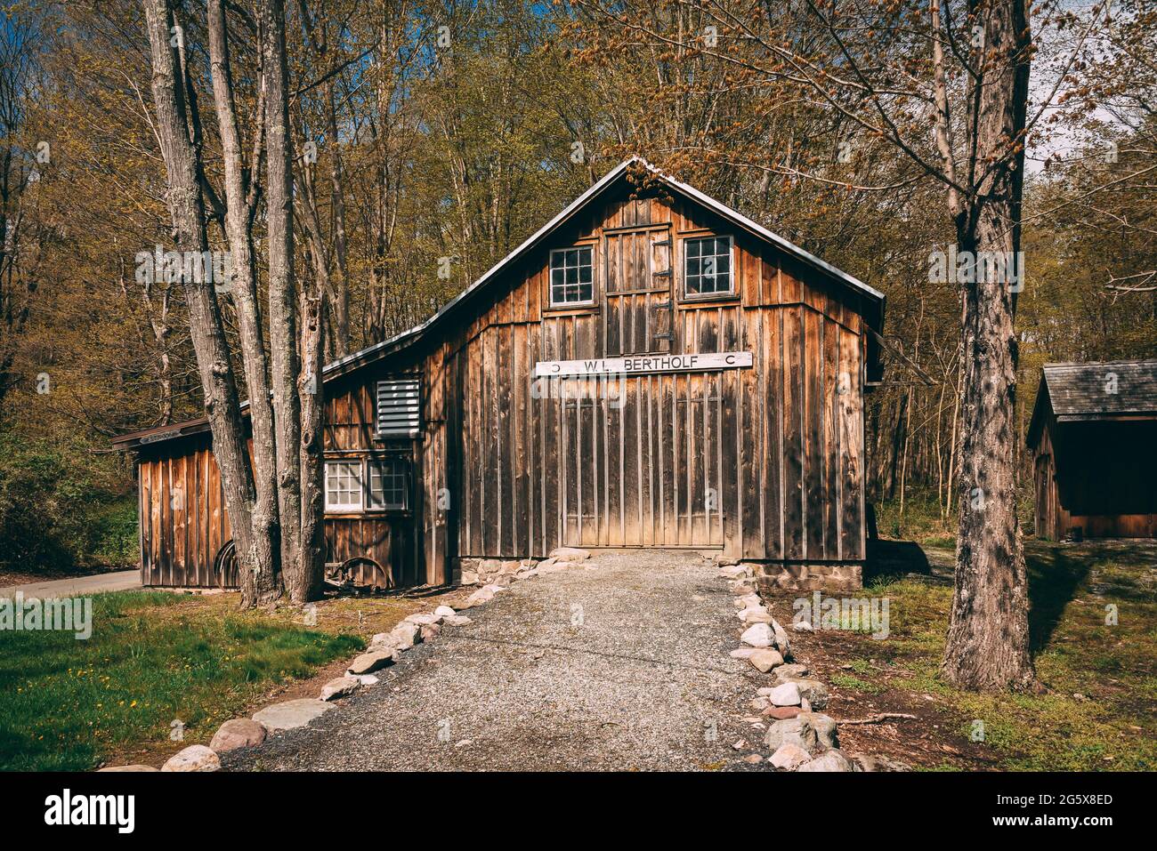 Eine Holzscheune im Wald, historische Stätte von Millbrook Village, Delaware Water Gap, New Jersey Stockfoto